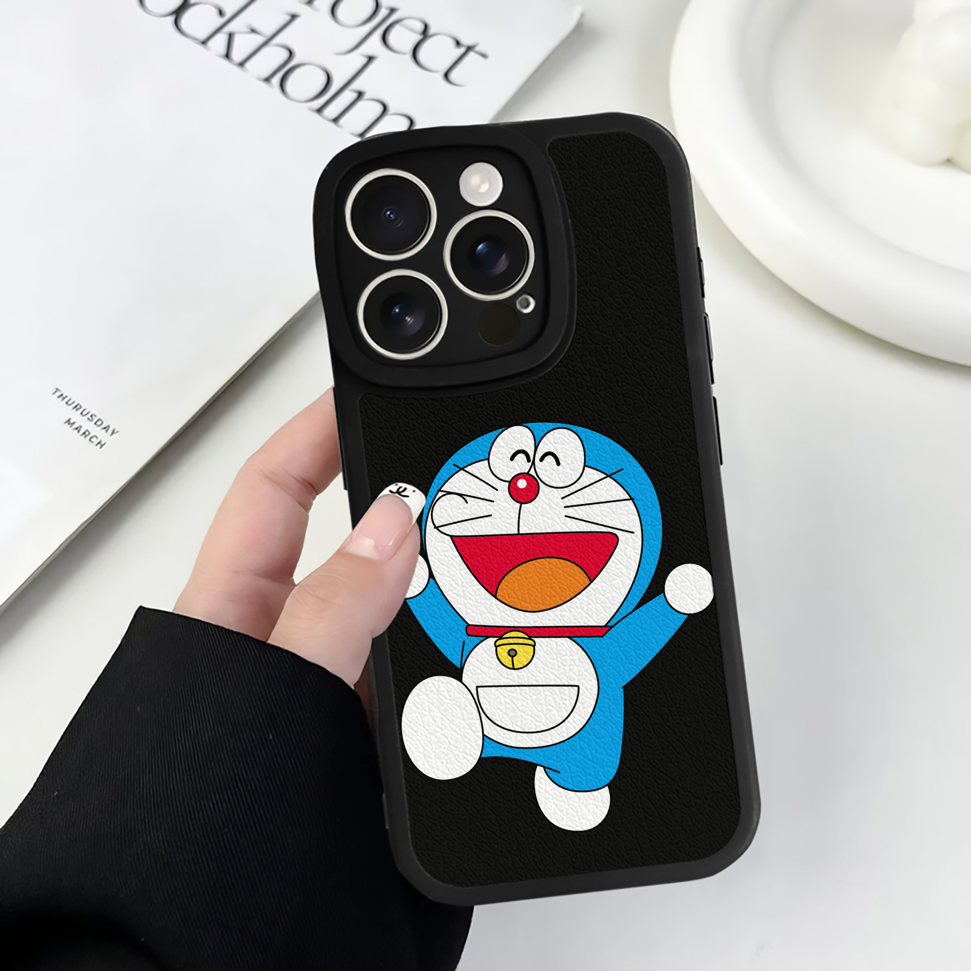 （画像用） ドラえもん Doraemon 【iPhone 16シリーズ対応】シリコンスマホケース（レザー調） 材質：シリコン